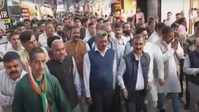 Sukhu road show in Himachal Hamirpur market